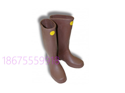 绝缘靴在保管、使用、检查中应注意哪些问题？